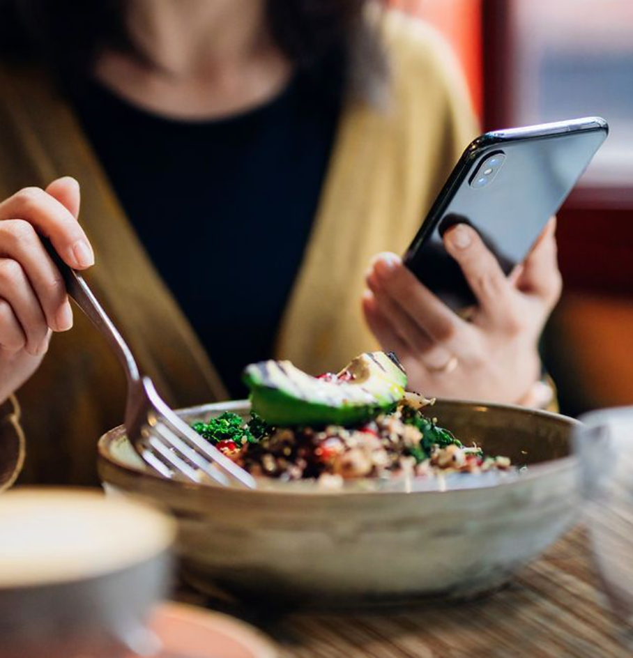 How scrolling during your meals may influence your weight: 1 personal tip for mindful eating